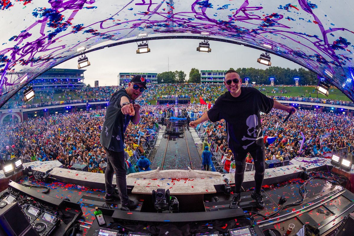 DaTweekaz's tweet image. Not even rain can stop us from spreading the sunshine! Tomorrowland; you stole our hearts once again. The dedication and love you give us is truly one of a kind. THANK YOU for staying through the rain, making sure that this memory will last a lifetime ❤️ #Tomorrowland