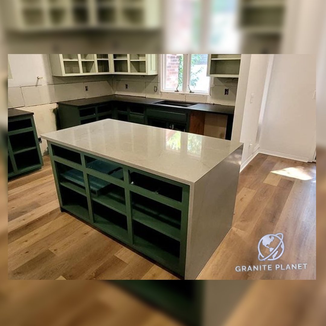 #DesignIdea: Match the colors of your cabinets to your granite's undertones! It can really bring out the stone's color while tying the space together. 🤩