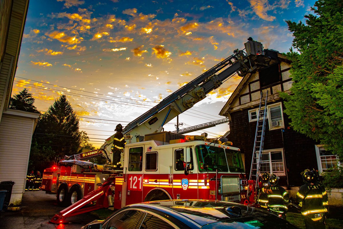 E265L121B47's tweet photo. On Saturday evening, Jul. 22, #BestOnTheBeach’s #Engine265, #Ladder121 &amp; #Battalion47; and #TheBigHouse’s #Engine264, #Engine328 &amp; #Ladder134 operated at the scene of a fire on the 3rd floor of a private dwelling, on Dickens St., Far Rockaway, Queens, New York. #FDNY https://t.co/AdemGxZjGy
