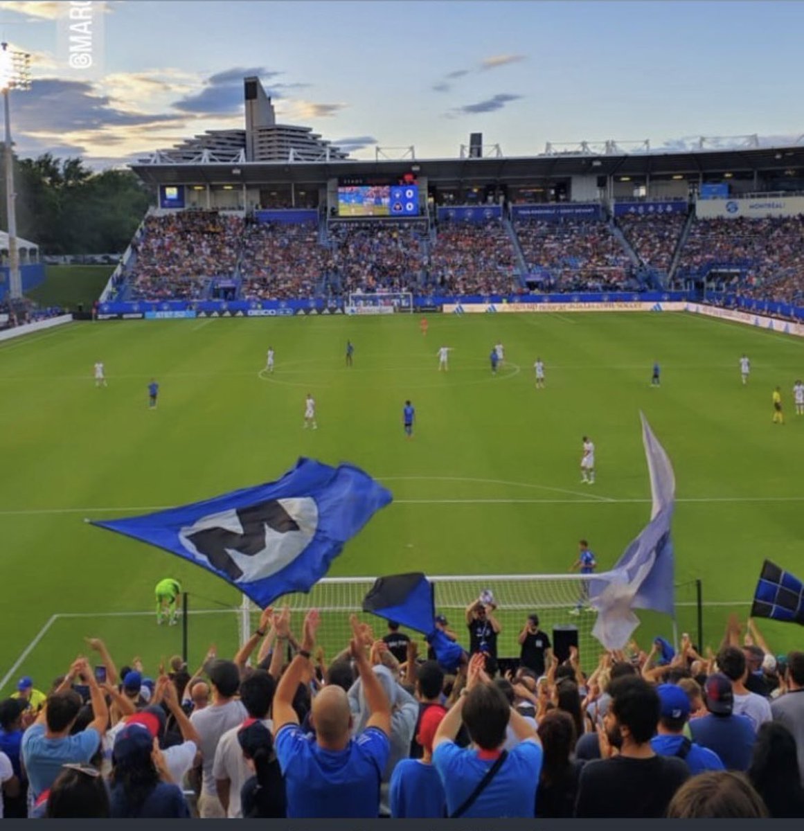 Collectif_IMFC's tweet photo. On remet ça dès Mercredi 👊🏼 #CAVAPT
C’est ici que je vis,
C’est là que tout se passes,
Et si je rêves à haute voix,
C’est le stade qui m’êcoutes,
La nuit et les gratte-ciels,
Vert l’été, blanc l’hiver
Dans le coeur d’Hochelaga
Nous sommes Montréalais.
#IMFC #NotreImpact https://t.co/pwh0kWcaZ5