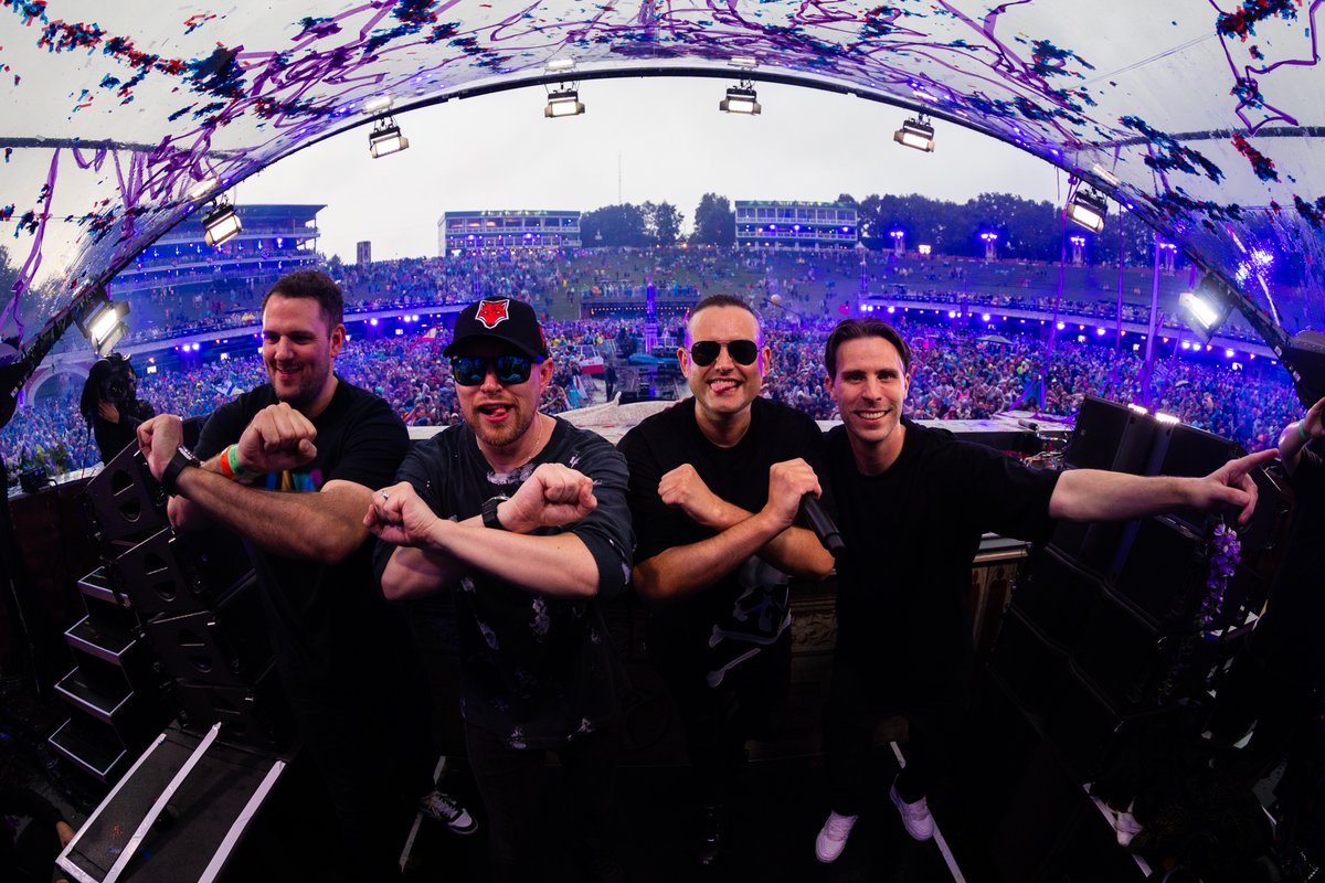 DaTweekaz's tweet image. Not even rain can stop us from spreading the sunshine! Tomorrowland; you stole our hearts once again. The dedication and love you give us is truly one of a kind. THANK YOU for staying through the rain, making sure that this memory will last a lifetime ❤️ #Tomorrowland