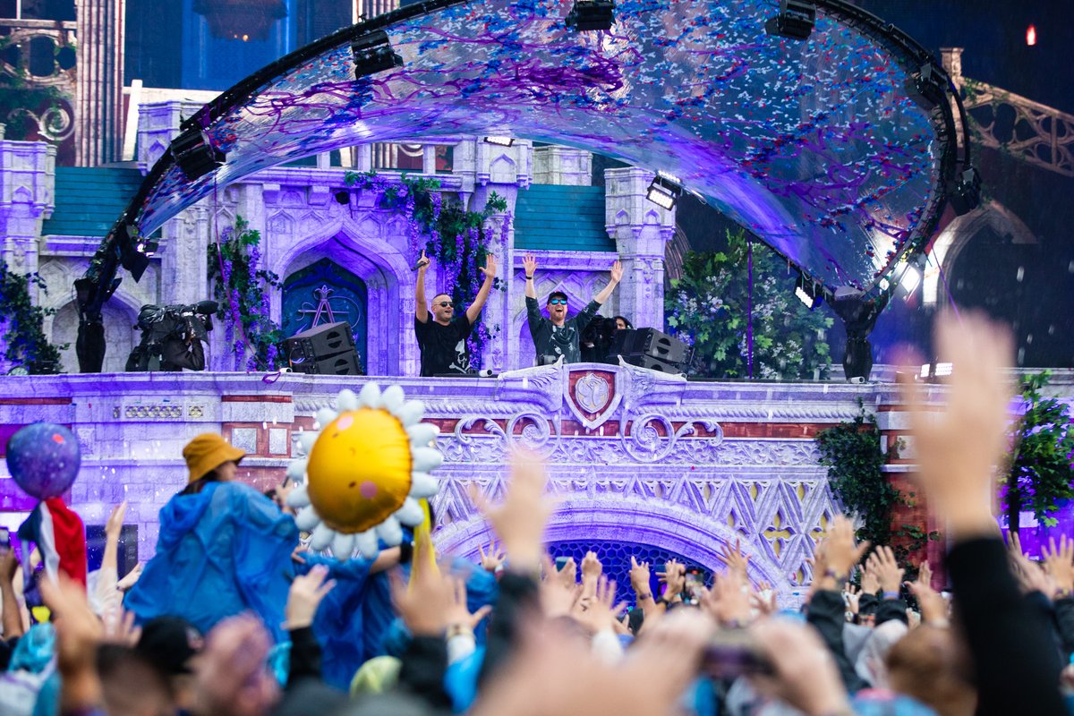 DaTweekaz's tweet image. Not even rain can stop us from spreading the sunshine! Tomorrowland; you stole our hearts once again. The dedication and love you give us is truly one of a kind. THANK YOU for staying through the rain, making sure that this memory will last a lifetime ❤️ #Tomorrowland