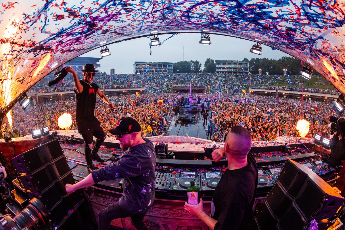 DaTweekaz's tweet image. Not even rain can stop us from spreading the sunshine! Tomorrowland; you stole our hearts once again. The dedication and love you give us is truly one of a kind. THANK YOU for staying through the rain, making sure that this memory will last a lifetime ❤️ #Tomorrowland