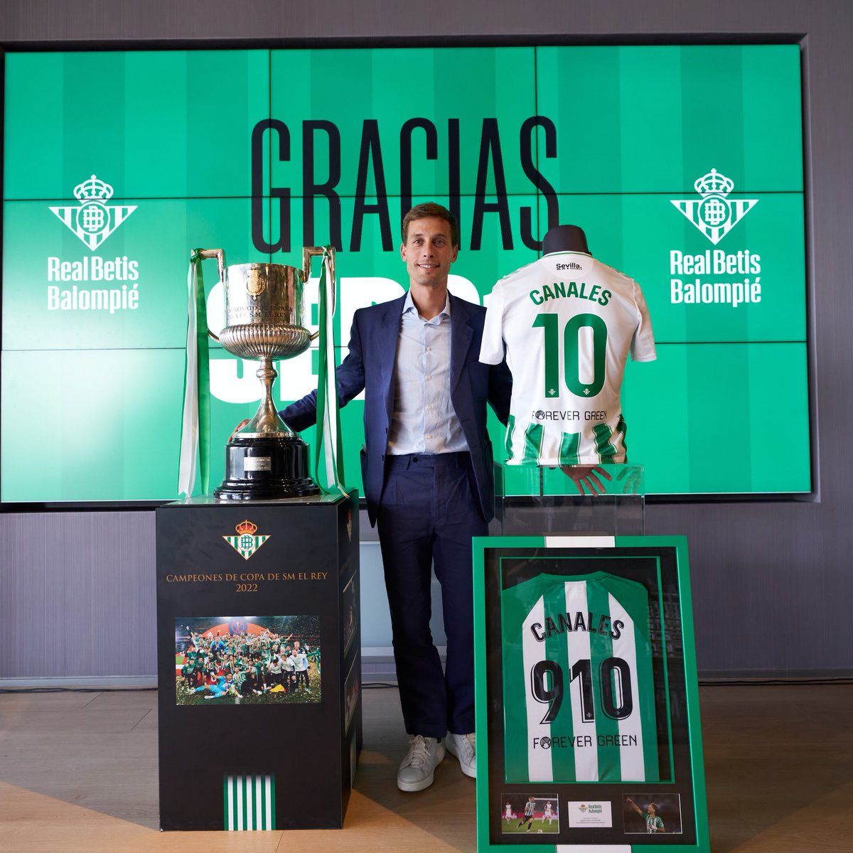 RealBetis's tweet photo. 🥹🥹🥹
Para siempre.
#Serg10 https://t.co/HMJTQadyO1