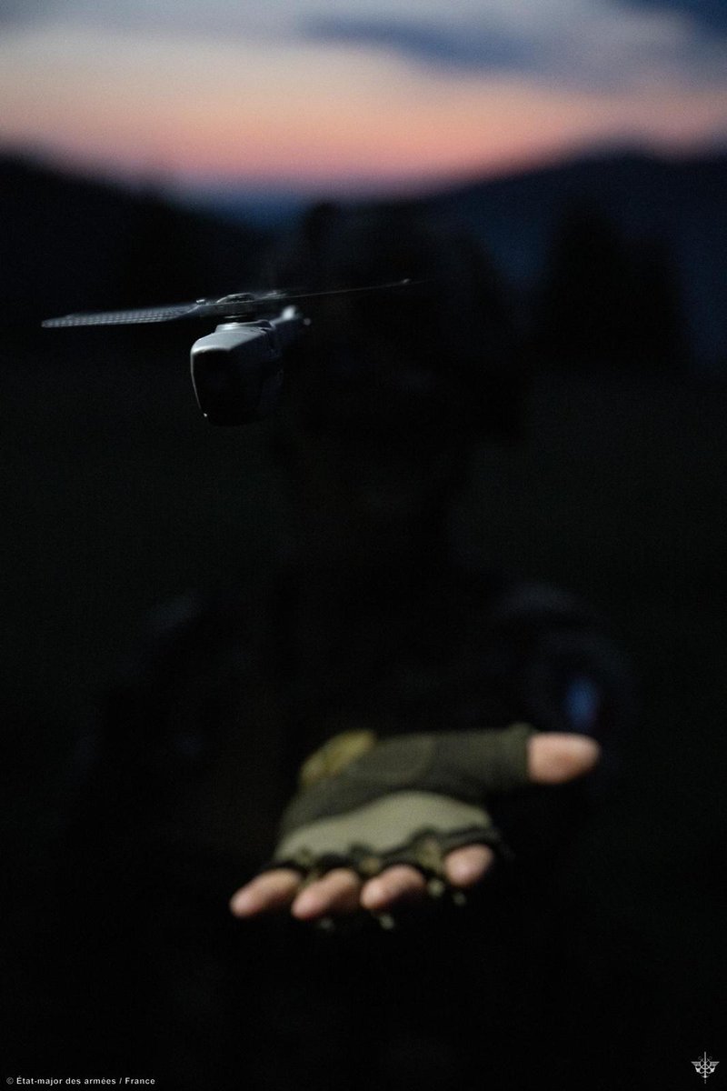 armeedeTerre's tweet image. #PauseDeMidi 🥤 Bravo à nos experts qui avaient la réponse C 😎

➡️ Équipée du #BlackHornet3, la section robotique renseignement d’infanterie du @35emeRI est déployée pour la 1re fois en Roumanie 🇷🇴

Mais c'est quoi une SRRI ? La réponse 👇
defense.gouv.fr/terre/actualit…
#MissionsOps