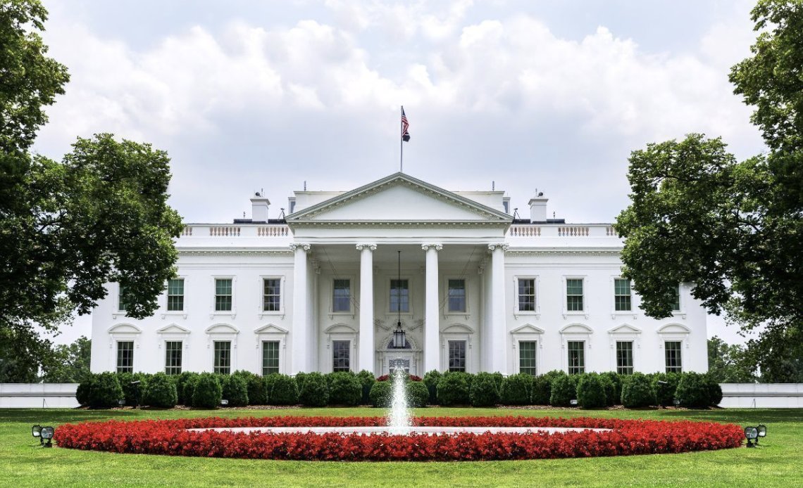 iatalks's tweet image. 🏛️ La Maison Blanche a réuni vendredi les sept principales entreprises d&apos;IA pour prendre une série d&apos;engagements volontaires visant à protéger les utilisateurs.