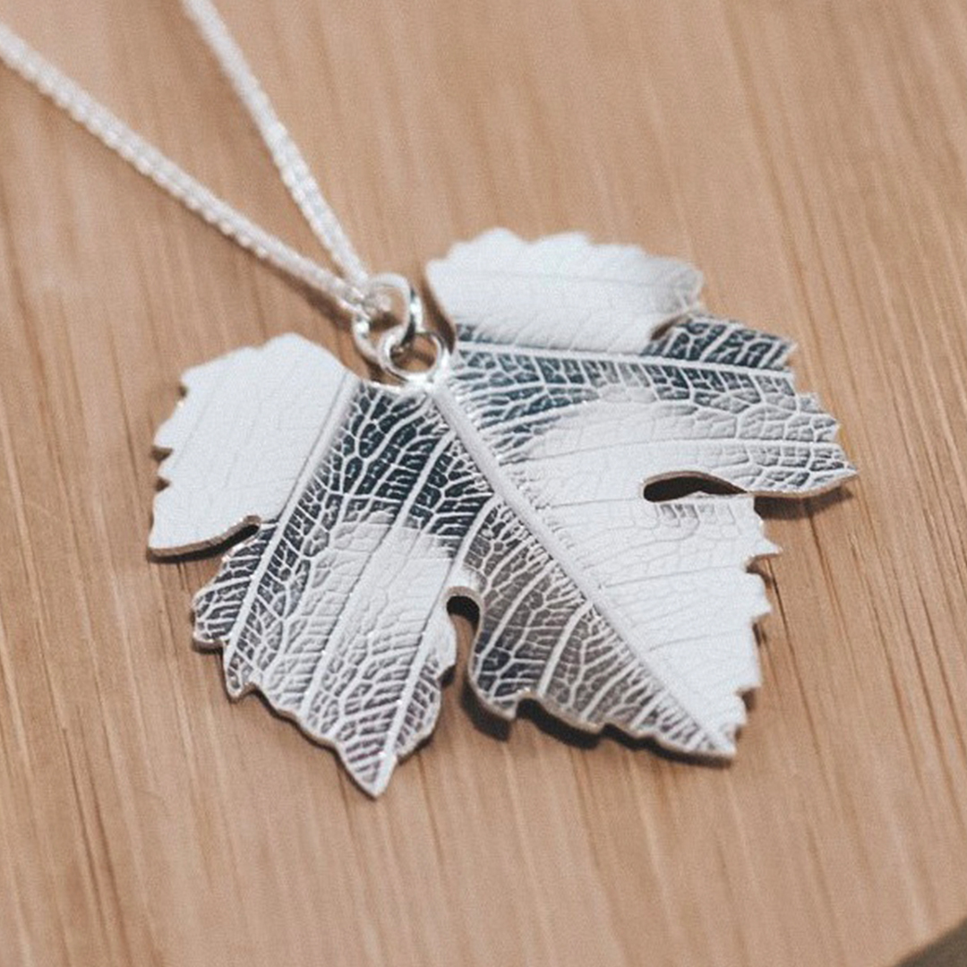 Cognac_Official's tweet photo. Le temps d'une journée, initiez-vous à la fabrication de bijoux à la Cognac Jewellery School. Créez à la main un collier ou un porte-clé en forme de feuille de vigne de Cognac en utilisant des méthodes d'orfèvrerie traditionnelles.
📷© Barbara Luzynska
#ExploreCognac #jewellery https://t.co/ixfNyGdi4E