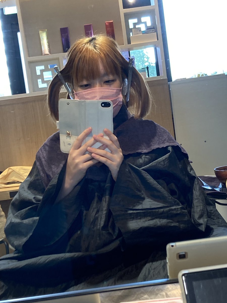 M_Rin0923's tweet photo. みなさんこんばんは🌃🌙*゚
まつりんこの間いい美容院で
ブリーチとカラーを
してもらいました✨✂️
2つ結びまだいけるんですね🤣🤣
そして本当にアルミホイルを使うんだなとビックリしております😳😆
何色になったのでしょう🤔🤐
#まつりん美容院 #MODEKs https://t.co/OZvZ2Axizs