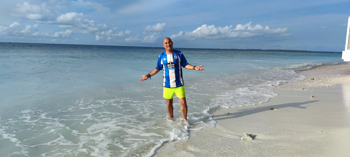 alejandrobusto's tweet photo. @Primera_RFEF @ibizaud @atcosanluqueno Desde Maldivas Forza Depor! @RCDeportivo https://t.co/neO1FLzrGU