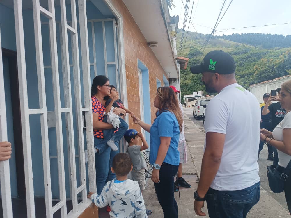 #24Jul || Los trabajadores de la @gobernacionmrd, se trasladaron hacia los municipios Tovar y Antonio Pinto Salinas, donde entregaron sillas de ruedas, colchones ortopédicos y antiescaras, a familias que gestionaron su solicitud a través de la VenApp.

#BatallaNaval200
