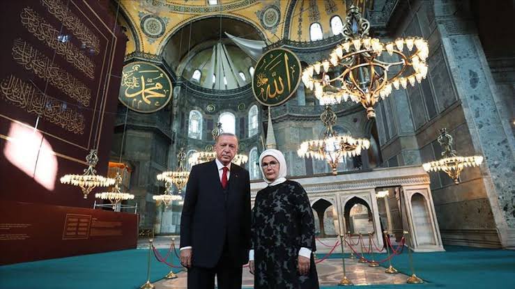 AhmetMisbah's tweet photo. Kutlu Fethin en görkemli sembolü 
Ayasofya Camii’mize yeniden kavuşalı 3 yıl oldu. 

Bu tarihi dönüşüme liderlik eden Sayın Cumhurbaşkanımız @RTErdogan ‘dan Allah razı olsun. 
Vuslatımız daim olsun. https://t.co/BSnoDfAPSb