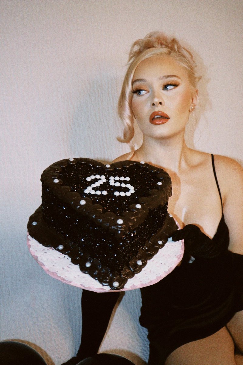 Summytimefine's tweet photo. Everyone’s favorite day of the year🖤 #twentyfine #birthdaygirl https://t.co/KkhGbHUgXx