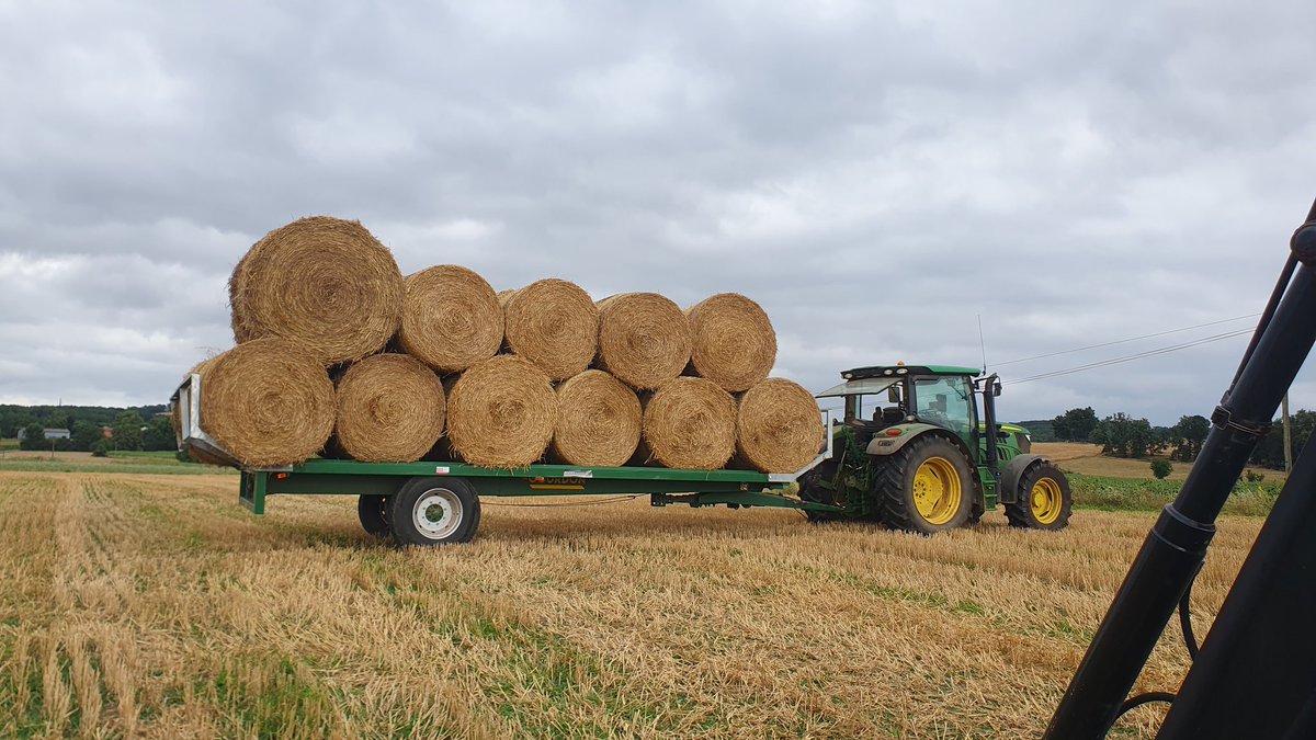 Dernier chargement de paille pour 2023.

359 balles pour l'année. Pour cette fois je suis large. 

A titre de comparaison, en 2022 j'ai rentré à peine 200 balles.
