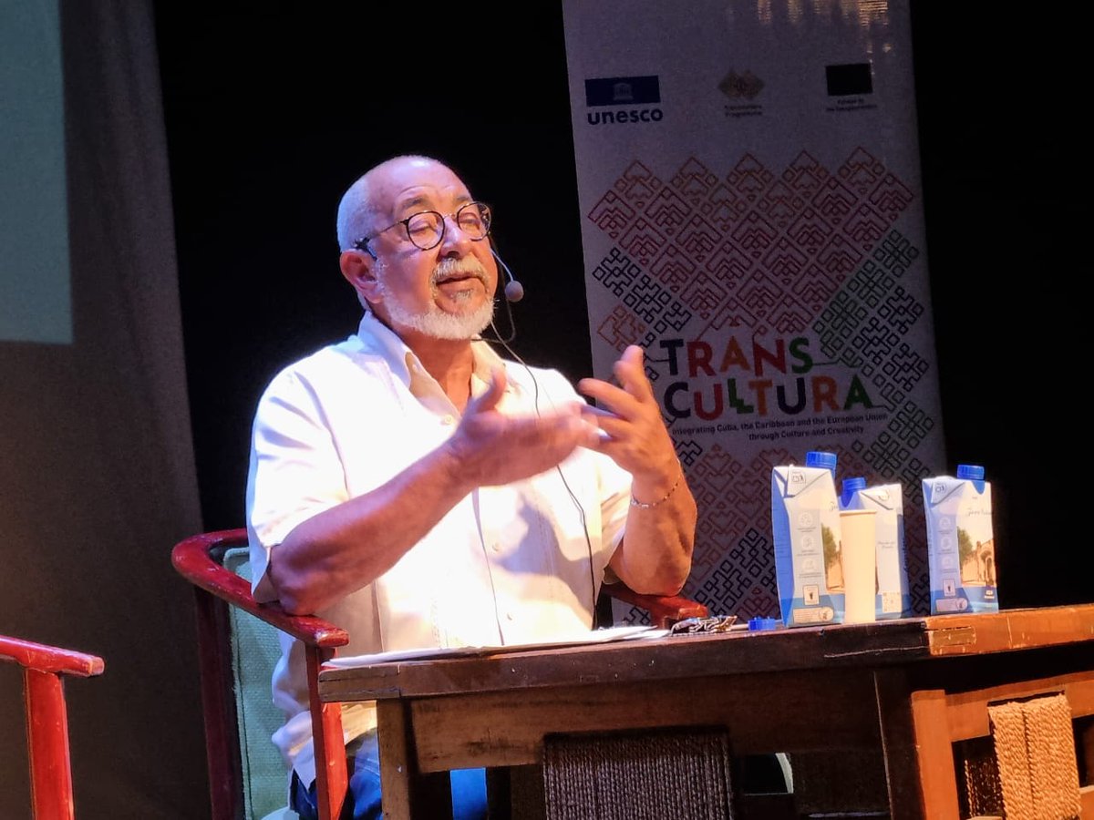 UNESCOHabana's tweet photo. #Ahora en @casadeteatro 🇩🇴, el escritor Leonardo Padura imparte la clase magistral “Periodismo y literatura. Los personajes y las historias”, en el marco de las actividades de formación cultural para jóvenes del Caribe del programa @UNESCO #Transcultura financiado por la #UE🇪🇺. https://t.co/UIksdzV8B2