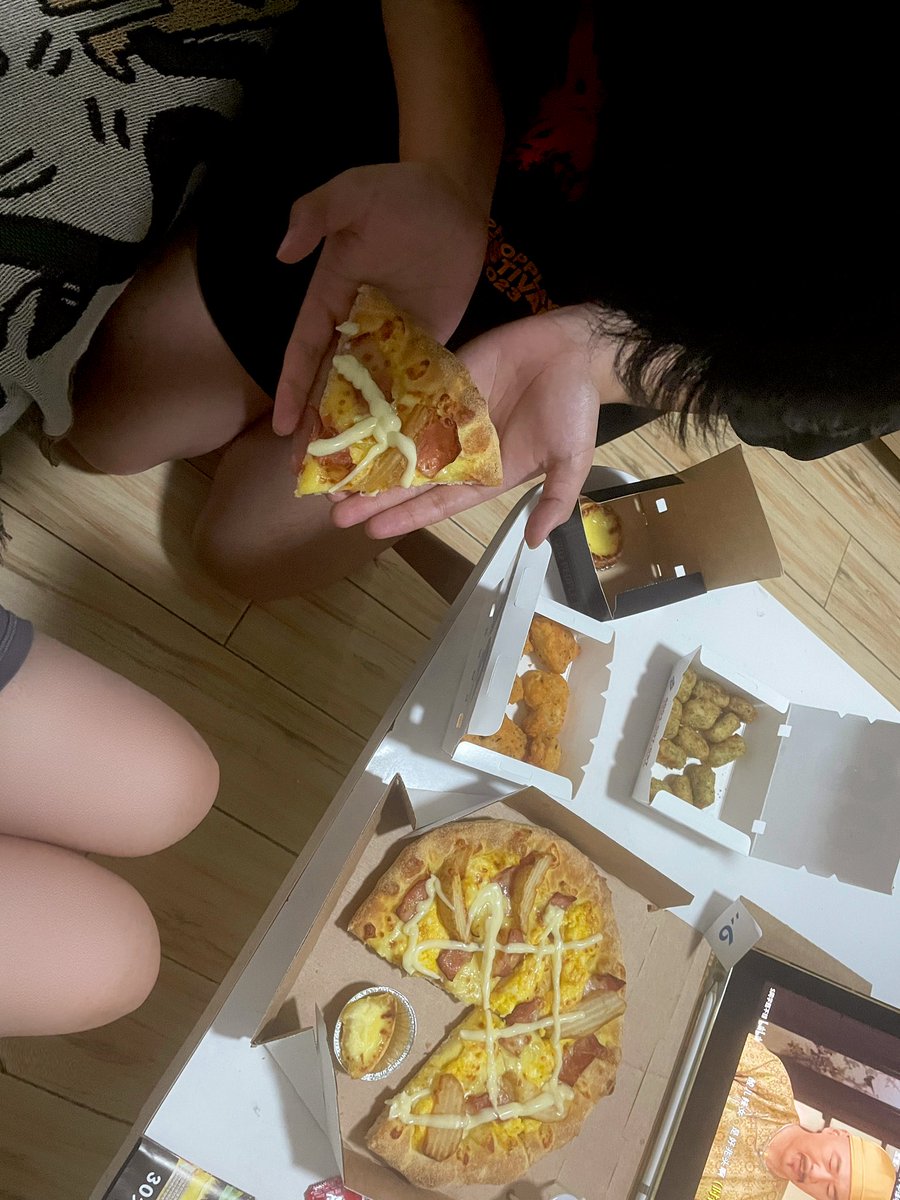 狗狗怎么变成主人的披萨盘子了
被踩也不许乱动喔
#四爱 #女S #四爱女攻