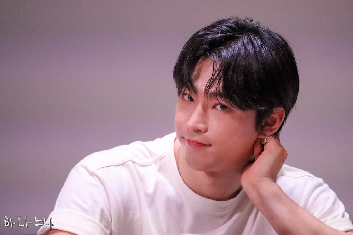 1US_1WE's tweet photo. 230724 TOKYO FAN SIGN

👀✨

#ONEUS #LEEDO #원어스 #이도 #김건학 https://t.co/88d1nRTrfR