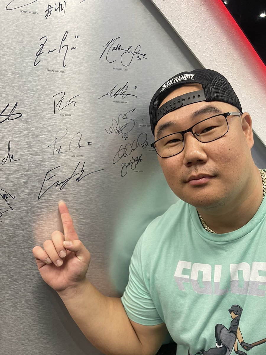 KingofJUCO's tweet image. Had an incredible day hitting bombs at @theBPLdotcom 

Finally hit a Exit Velo PR at 120.6mph for the boys &amp;amp; got to sign the Marucci Headquarters wall of fame.

Good things happen to those that hit bombs.

Hit bombs kids.