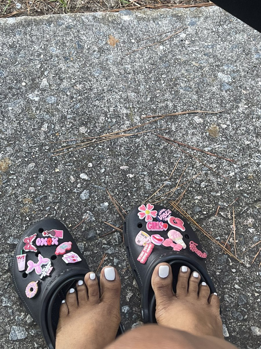 sugarcoatedpigs's tweet photo. White toes in crocs π
πΎππ #crocs #barbie #pinkcrocs #toes https://t.co/CxaogkZ3sN