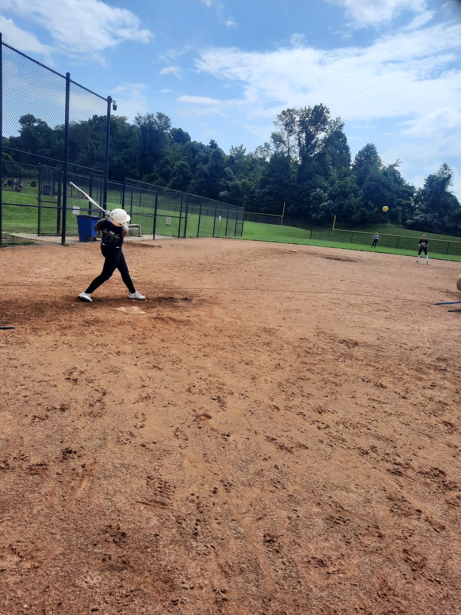 DYJSoftball's tweet photo. #10, 12 and 32 hunting fastballs this morning. Get it girls! https://t.co/NznqMMGvtO