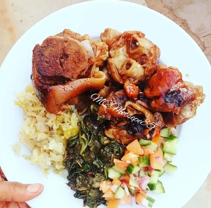 MCMotsepe85's tweet photo. On our Traditional Monday Plate 
I am having Pork Trotters 🐷 served with cabbage 🥬, spinach &amp; salsa 🌶️
As we tune into today's episode of
#SkeemSaam
#banting #bantingsouthafrica #bantingfriendly #bantinglifestyle 
#CLIFFOODART https://t.co/bbcJnsf6dn
