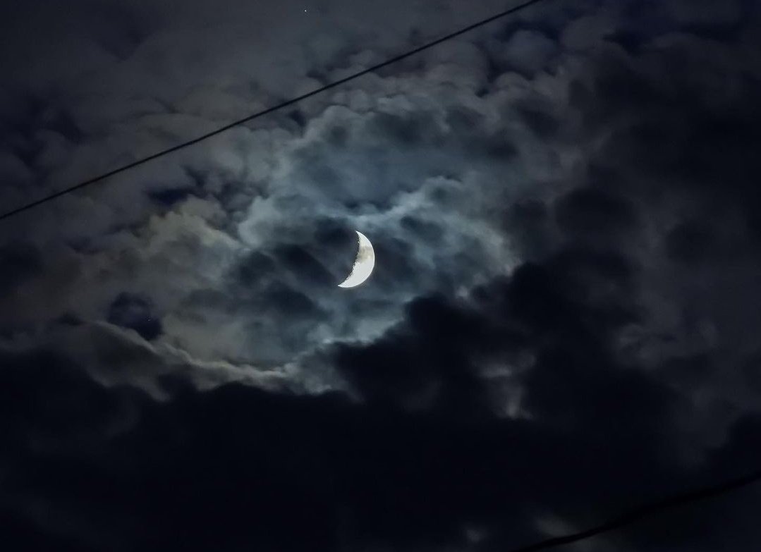 lupinxart's tweet photo. Cloudy Moon 🌙 https://t.co/J17uMbrmfL