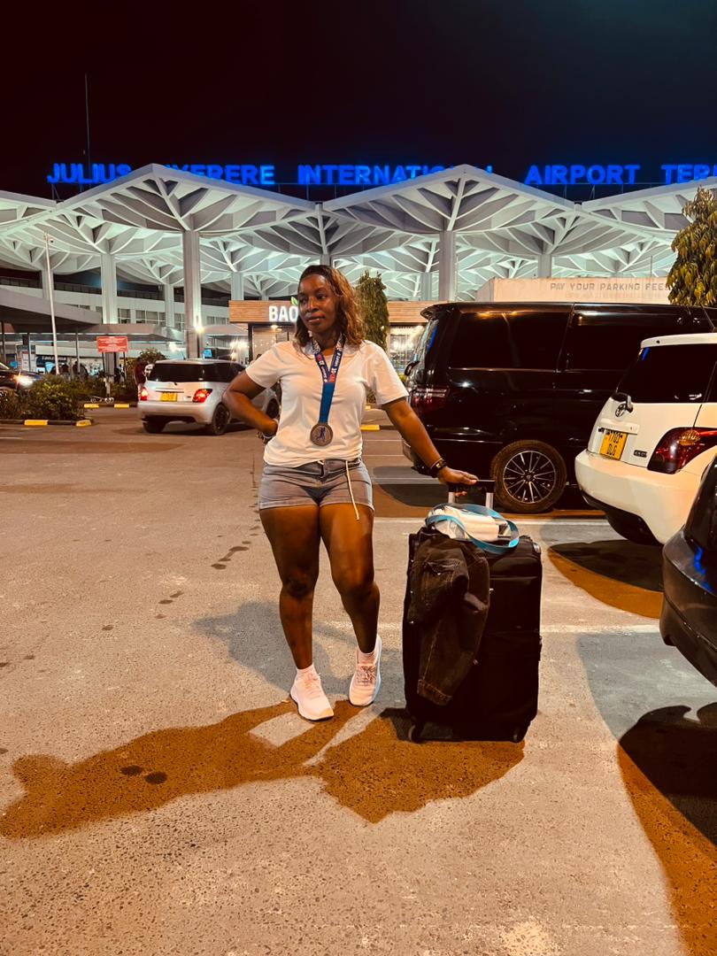 Carotherunner's tweet photo. Thank u God, back safe to DSM
 💛💚 🤝 https://t.co/DNS3YBsbzJ