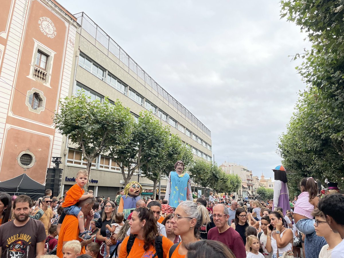 Els gegants, gegantes i capgrossos de les escoles, associacions i entitats de #Mataró ja ballen a la plaça de Santa Anna. Comença una nova edició la #Gegantada de #lessantes. Organitza la Coordinadora de Colles geganteres de Mataró