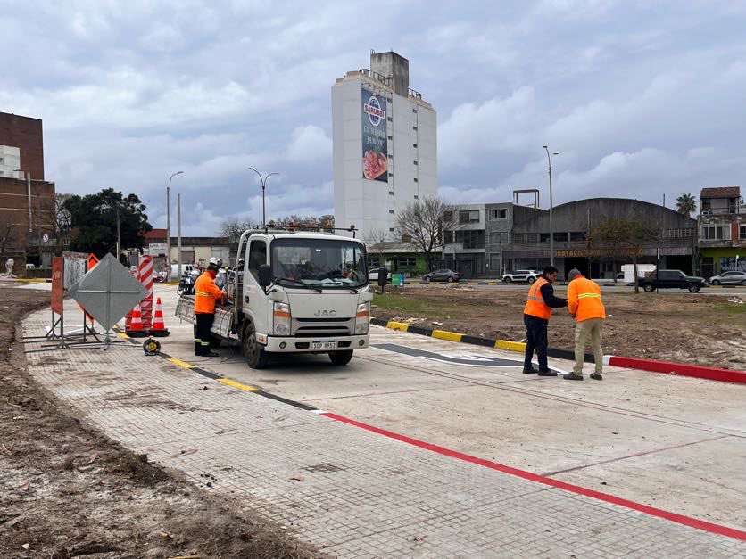 CosseCarolina's tweet photo. Para mejorar la movilidad y la seguridad vial estamos desarrollando el proyecto Tránsito Adaptativo con varias acciones en simultáneo. Hoy estamos finalizando una nueva calle auxiliar en Batlle y Ordóñez y Rivera, además estamos instalando allí una nueva batería de semáforos. https://t.co/q48UiUmTDu