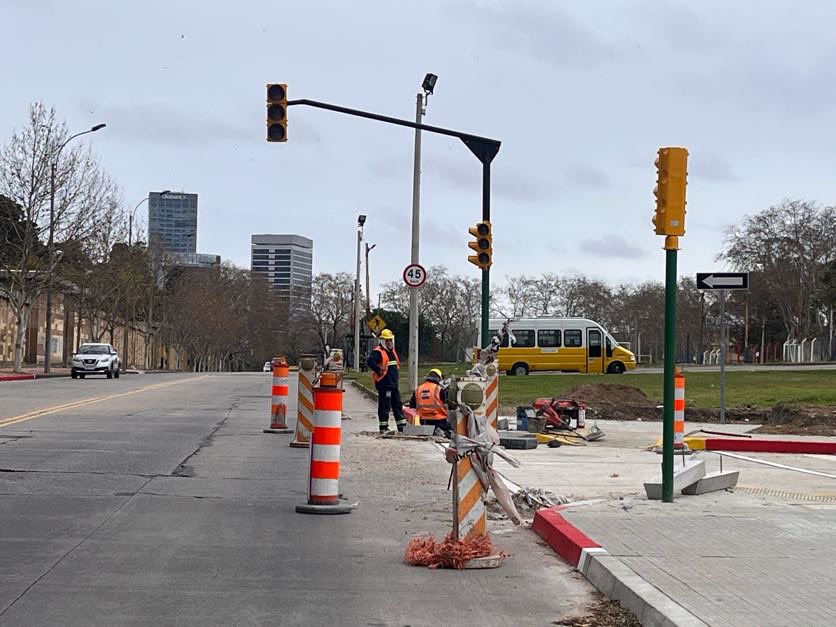 CosseCarolina's tweet photo. Para mejorar la movilidad y la seguridad vial estamos desarrollando el proyecto Tránsito Adaptativo con varias acciones en simultáneo. Hoy estamos finalizando una nueva calle auxiliar en Batlle y Ordóñez y Rivera, además estamos instalando allí una nueva batería de semáforos. https://t.co/q48UiUmTDu