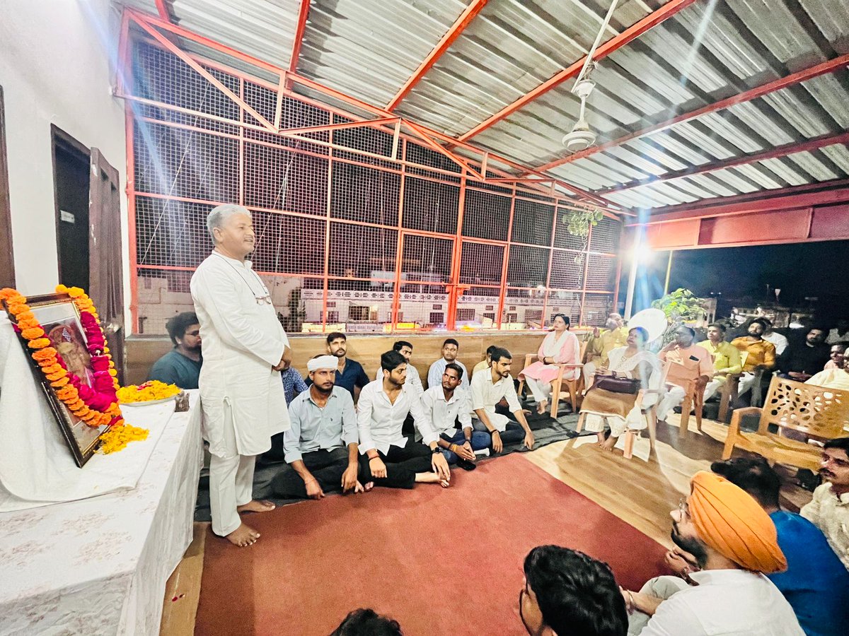 ABVPVoice's tweet photo. अवध प्रांत में अभाविप लखनऊ महानगर इकाई के कार्यकर्ताओं द्वारा अभाविप के पूर्व राष्ट्रीय संगठन मंत्री एवं राष्ट्रीय स्वयंसेवक संघ के पूर्व सह-सरकार्यवाह मा. मदन दास देवी जी के निधन पर आयोजित श्रद्धांजलि सभा में अभाविप के राष्ट्रीय अध्यक्ष डा. @DrRajSharan, राष्ट्रीय स्वयं सेवक संघ पूर्वी उत्तर प्रदेश क्षेत्र के क्षेत्र सह प्रचार प्रमुख श्री मनोजकांत एवं भारतीय मजदूर संघ के क्षेत्रीय संगठन मंत्री श्री अनुपम जी ने स्थानीय कार्यकर्ताओं सहित मा. मदन दास देवी जी को श्रद्धांजलि अर्पित की।