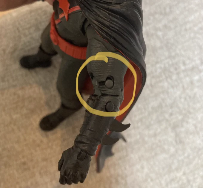 他にも最近だとフラッシュのパンツが裂けてたりバットマンの肘が割れてたり散々……