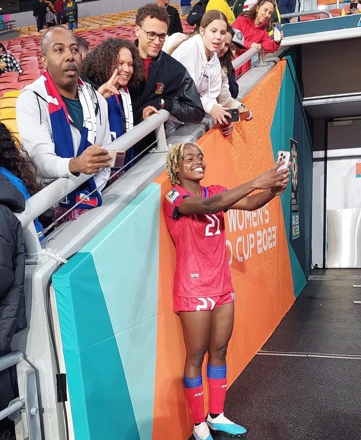 HaitiSportU's tweet photo. Ruthny Mathurin kap patake kontantman l ak fanatik yo.⚽️🇭🇹

#womensworldcup2023 #grenadière #alasso https://t.co/ySbL4aJ7nu
