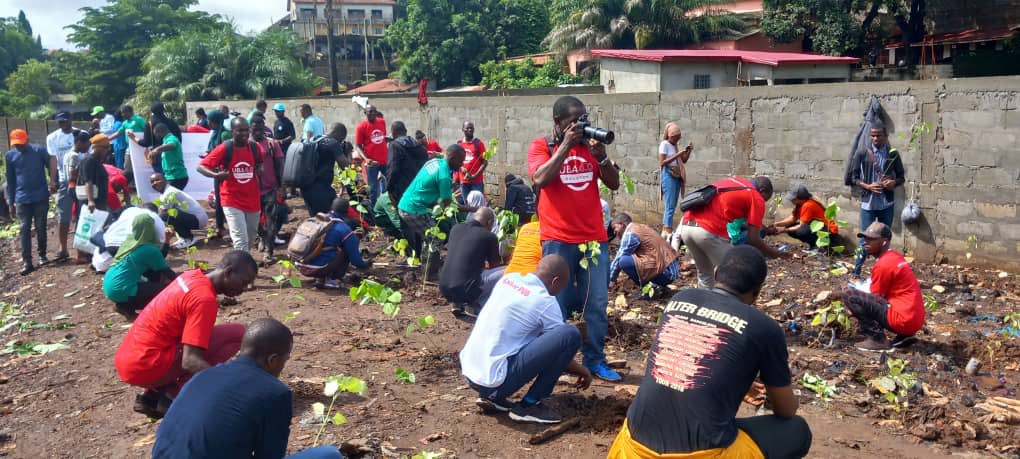 Radioenvironne1's tweet photo. Lutte contre le réchauffement climatique en Guinée : ACOREC reboise a Nongo, dans le cadre de la mise en œuvre de son plan d’action annuel de restauration des sites dégradés.
#ACOREC 
#ClimateAction 
#reboisement 
#GN https://t.co/YcHZxT43Fx
