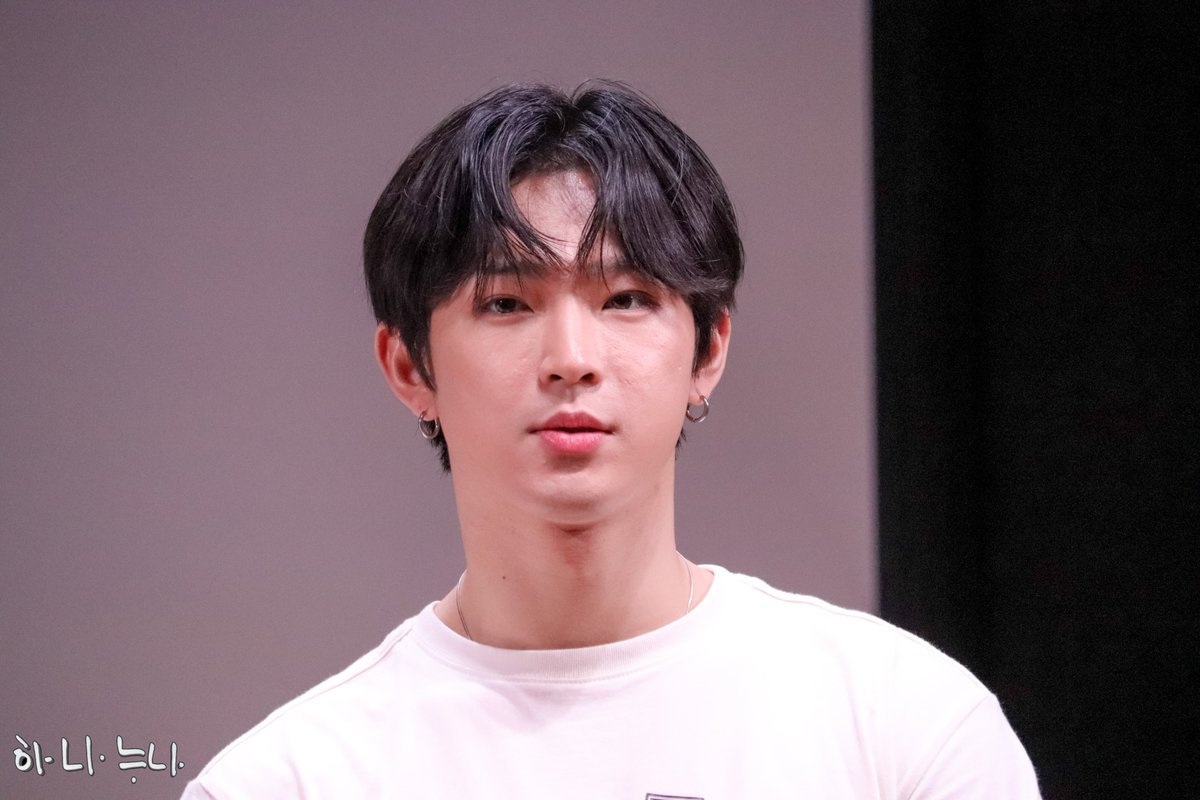 1US_1WE's tweet photo. 230724 TOKYO FAN SIGN

🫣

#ONEUS #LEEDO #원어스 #이도 #김건학 https://t.co/z3j6CAKHav