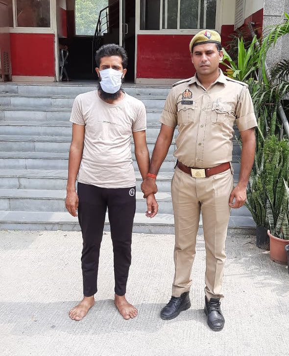 SajidAliSPS's tweet photo. यूपी के नोएडा में एक चूहे को बाइक से कुचल कर मारने के आरोप में एक बिरयानी शॉप के मालिक जैनुद्दीन को गिरफ्तार किया गया है !!

बाकी सब खैरियत है !! https://t.co/j7yPlSOHko