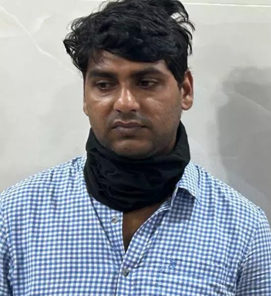epanchjanya's tweet photo. ये मोहम्मद खालिद है , मीडिया में काम करता है।

इसने हिंदू युवती को अपना नाम दीपक बताया।

दीपक बनकर हिंदू युवती से किया दुष्कर्म, मस्जिद ले जाकर कराया मतांतरण।

लड़की को गोमांस खिलाया , लड़की गर्भवती हुई तो उसको बुरी तरह पीटा।

अब गाजियाबाद पुलिस ने इसे गिरफ्तार कर लिया है। https://t.co/Ua7O2mTK6r