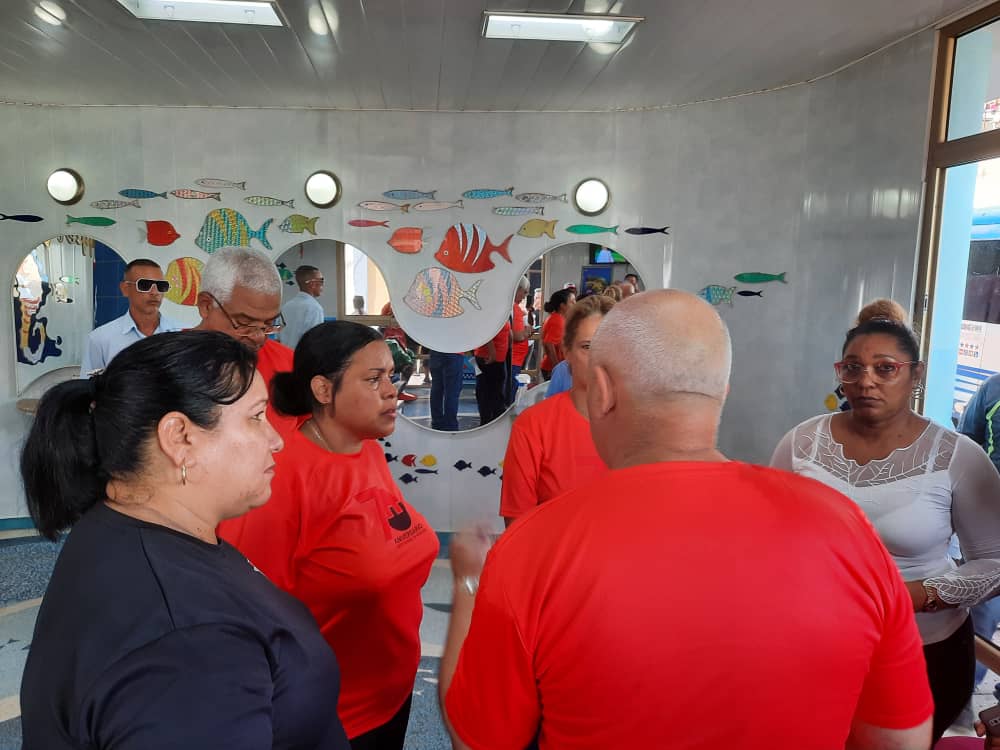BetsyDazVelzqu2's tweet photo. Visita a la UEB Barbería Flippler, acompañada por las autoridades de la provincia Granma, donde intercambiamos con sus trabajadores acerca de los servicios que ofrecen a la población.
#70Moncada #ConTodosLaVictoria https://t.co/oi072N1M9v