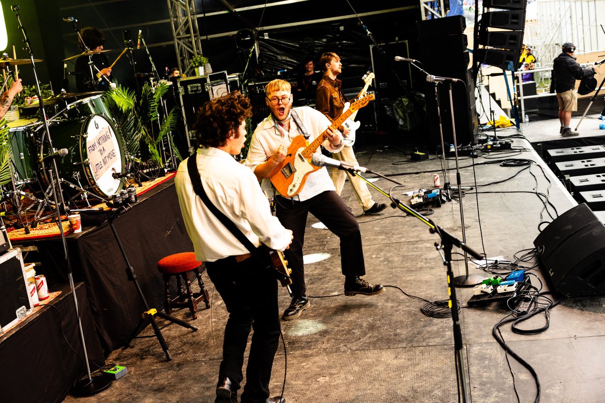 TheLathums's tweet image. Belting to see everyone come out to watch us despite the mud @TruckFestival we thoroughly enjoyed ourselves as you can tell by Alex’s face 💛

📸 @ewan_ogden