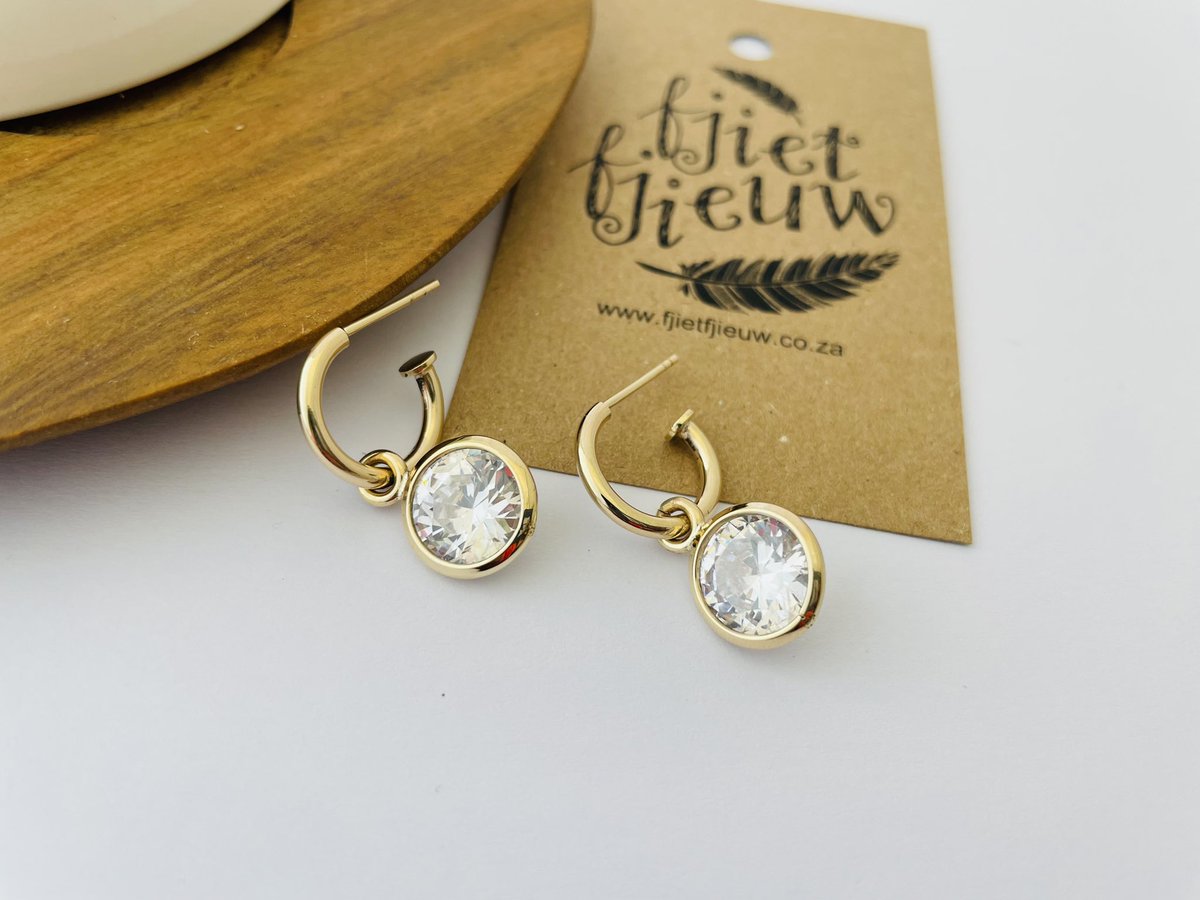 9ct Gold Hoop Earrings with 9ct Gold Cubic Zirconia Pretty Woman Attachments! 

#9ctgold #9ctyellowgold #9ctgoldearrings #hoopearrings #earrings #cubiczirconia #prettywomenattachments #attachments #charms #earringcharms #handmadejewelry #fjietfjieuw #wedeliverhappiness