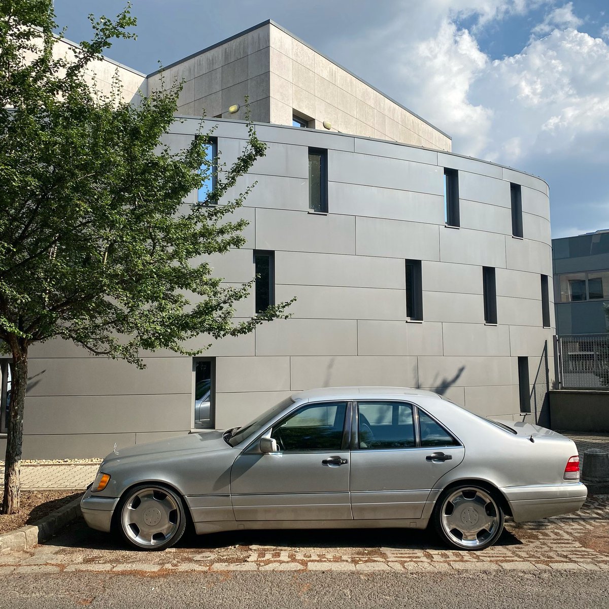 DeadCarWalking's tweet photo. With a little edge…

Mercedes-Benz S500 Lorinser (W140, 1994) spotted in Budapest.
#MercedesBenz #W140 #SClass #SKlasse #Lorinser 
@GeorgeCochrane1 @addict_car @MB_Museum https://t.co/zWPmEHFvQz
