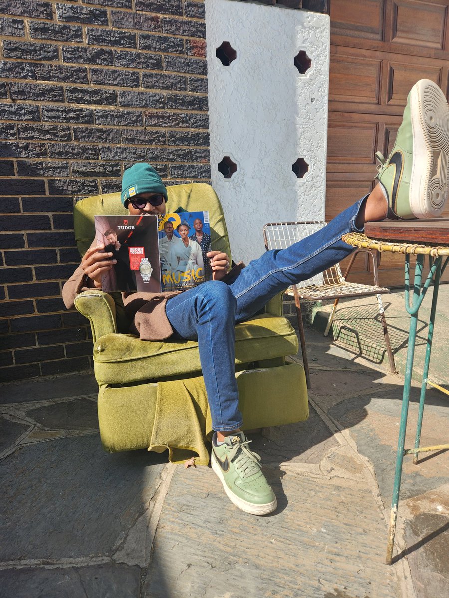 IamThapelo's tweet photo. My me time, catching up on the realest mag out there!! 

#GQMusicIssue
#GQXWeArePlatoon

@huaweiza
@GQdotcoza
@bacher_andco https://t.co/XYKAF9bLOI