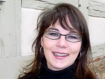 Hab sie letztens auf nem Rave kennengelernt und mich in ihre sehr hart gehende Brille verliebt
