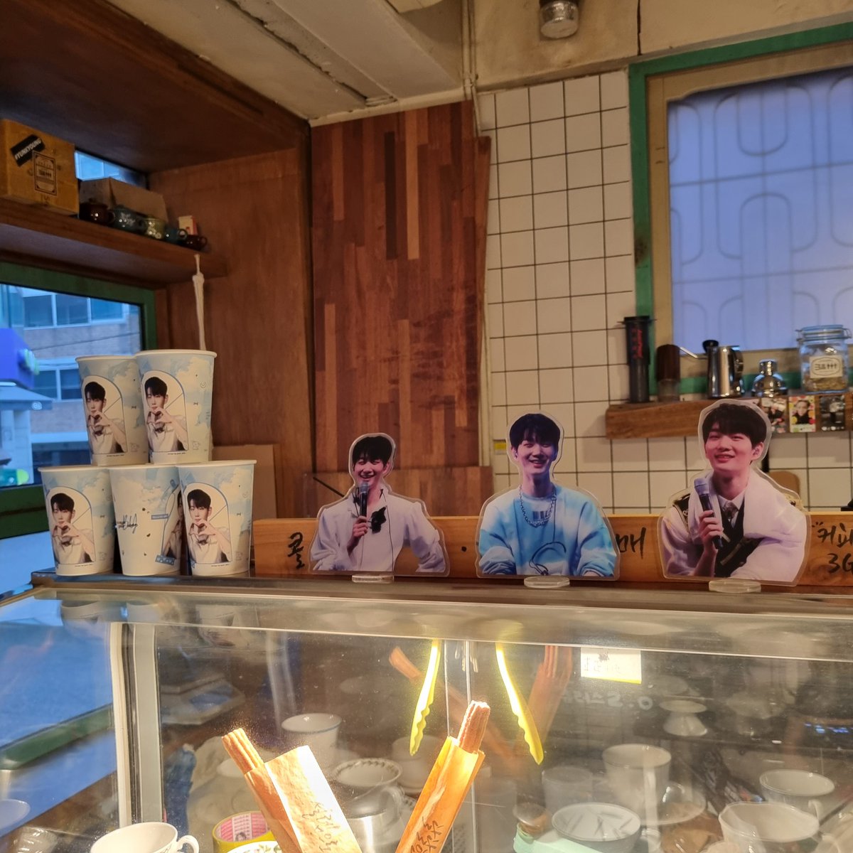 Creal_DRP's tweet photo. 📍성산 쓰리고
비오는날 따뜻한 커피 마시면서 꾸며놓은 사진 하나하나 감상하기 좋았던 곳 😉
특전 키링이 너무 귀여워요😆
@725_jcu
#드리핀 #DRIPPIN #창욱 #CHANGUK
#HAPPY_CHANGUK_DAY https://t.co/msJFazlnrs