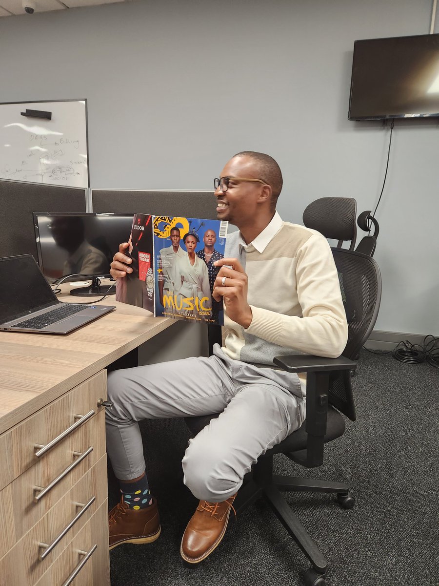 IamThapelo's tweet photo. I work in a hectic environment and I always switch off all the screens, take a break and enjoy reading my favourite magazine.
This is my me-time🙂 

#GQMusicIssue
#GQXWeArePlatoon 

@huaweiza
@gqsouthafrica
@bacher_andco https://t.co/VQDrjKrism