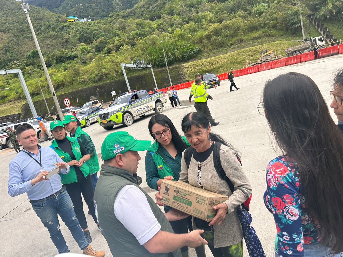 ICBFColombia's tweet photo. #AEstaHora | Nos encontramos en Quetame, #Cundinamarca, entregando alimentos de alto valor nutricional a las familias afectadas por la avenida torrencial.
En la zona, verificamos el estado de los niños, niñas y adolescentes que se encuentran en el lugar. https://t.co/hVfv6CdwUB