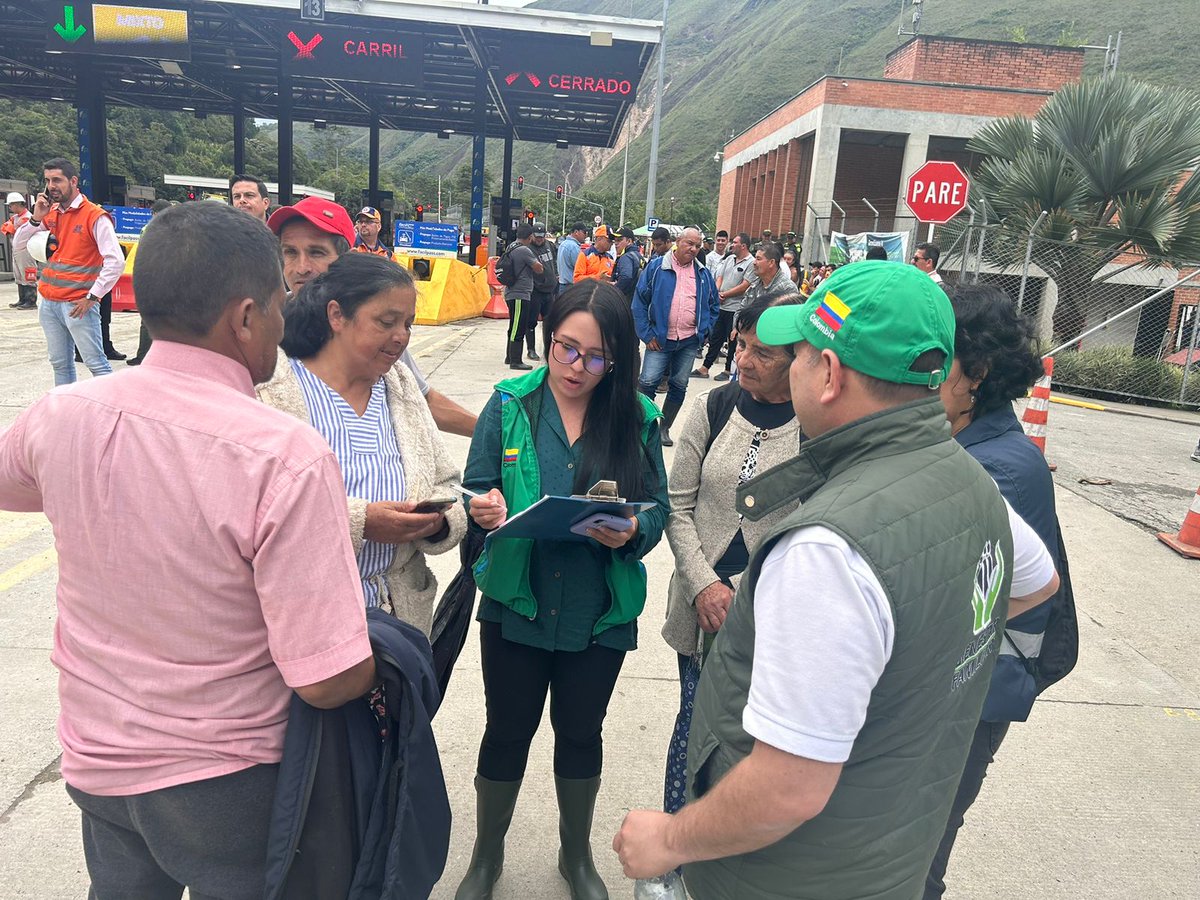 ICBFColombia's tweet photo. #AEstaHora | Nos encontramos en Quetame, #Cundinamarca, entregando alimentos de alto valor nutricional a las familias afectadas por la avenida torrencial.
En la zona, verificamos el estado de los niños, niñas y adolescentes que se encuentran en el lugar. https://t.co/hVfv6CdwUB