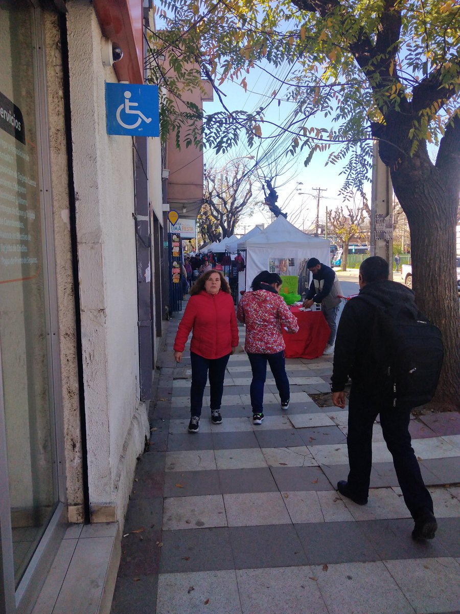LeonardoOlmosC's tweet photo. #ViñadelMar Toldos blancos vereda Norte Arlegui con Quillota dejando 1 metro para circulación de Peatones a metros #ServiEstado propenso a #Robos adultos Tercera Edad a la salida. https://t.co/04sxbuEZwJ