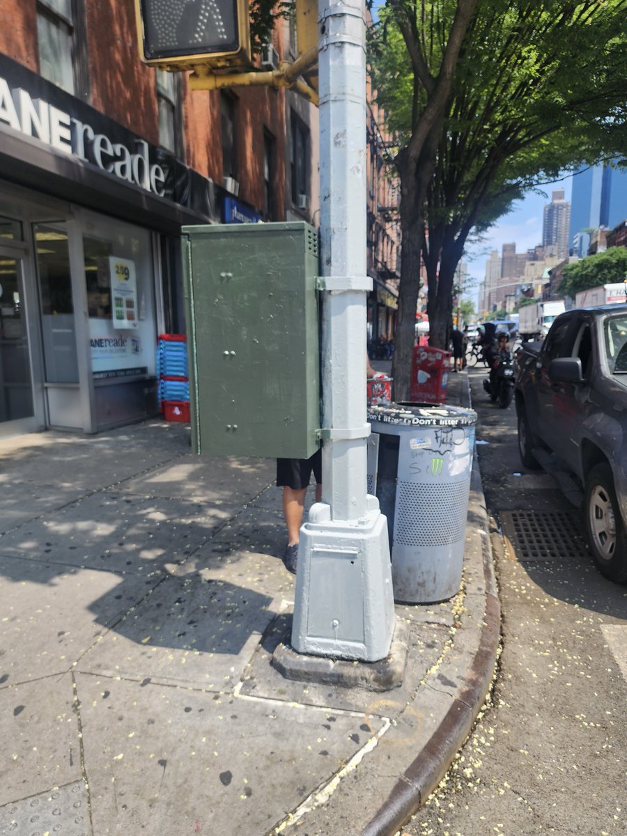 ebottcher's tweet photo. 🙌 Shoutout to the amazing team at @aceprogramsny for their work removing graffiti on Ninth Ave! 🧽 To request graffiti removal in Council District 3, email us at district@council.nyc.gov. Proud to provide this service that is addressing graffiti vandalism across the district. https://t.co/CUyu54Zipr