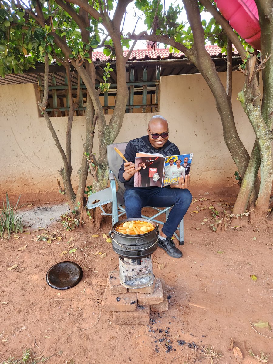 IamThapelo's tweet photo. Even Chef de Cuisine deserves to read the realest magazine around🔥🔥🔥
While the Poitjie is simmering on the fire, I catch up on some awesome content 

#GQMusicIssue
#GQXWeArePlatoon

@HuaweiZA
@GQdotcoza https://t.co/X87onskStT