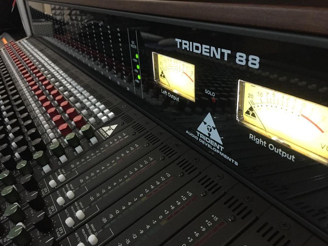 Trident_Audio's tweet photo. Clip Recording Studio with the Trident 88 primed and ready to pump out delicious analog character. 

📸 https://t.co/xgLIREtmou

#trident #tridentaudio #historyrefined #tridentconsole #analog #recordingstudio #analogconsole #trident88 https://t.co/6WPSjfVbaE